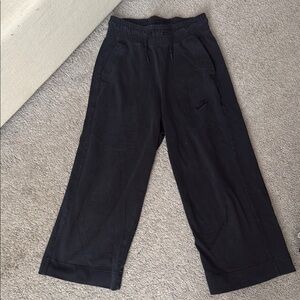 Nike women’s wide leg cropped sweat pants size XS